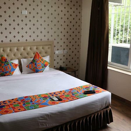S.R. Residency Hotell Zirakpur Exteriör bild