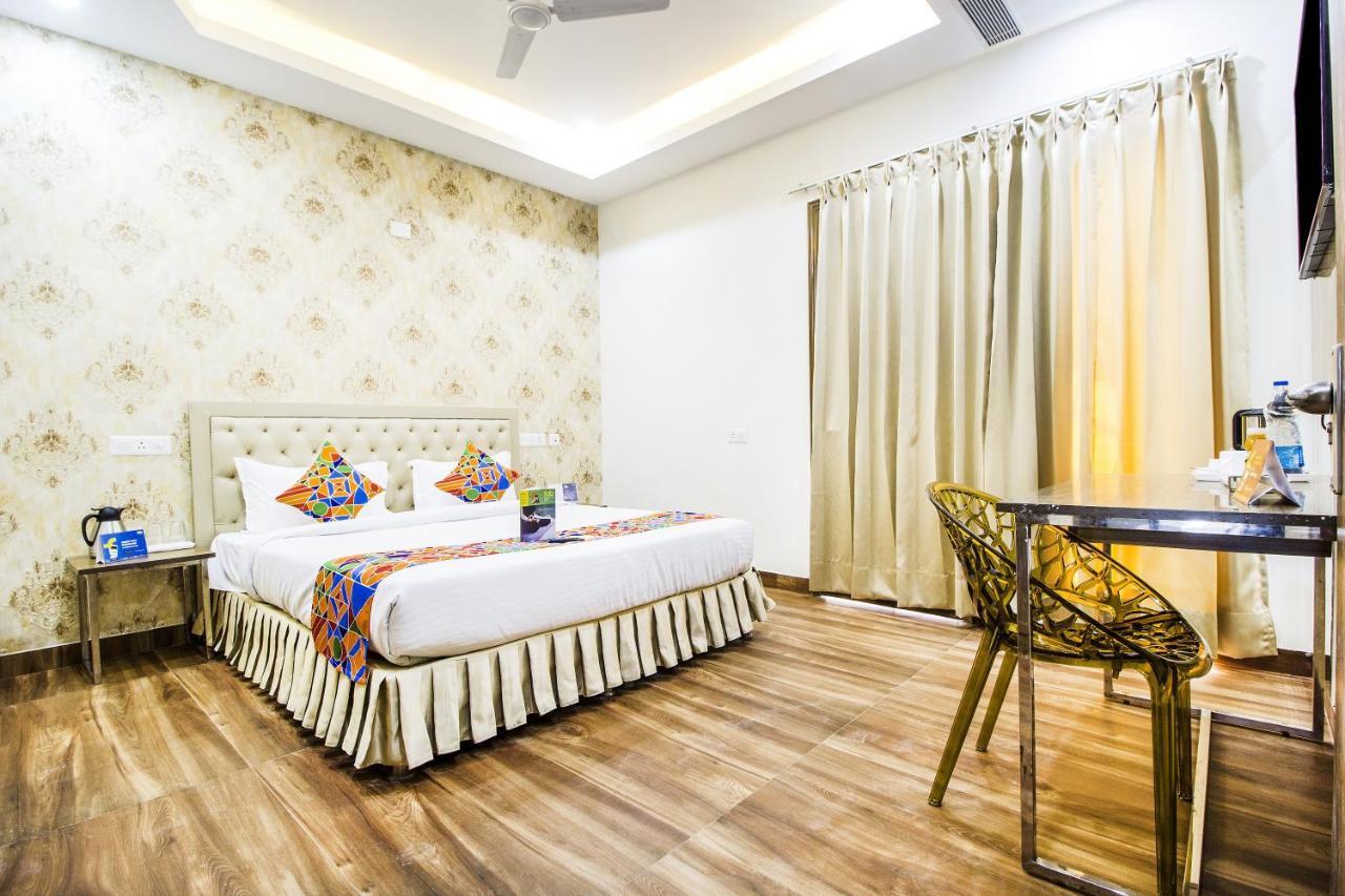 S.R. Residency Hotell Zirakpur Exteriör bild