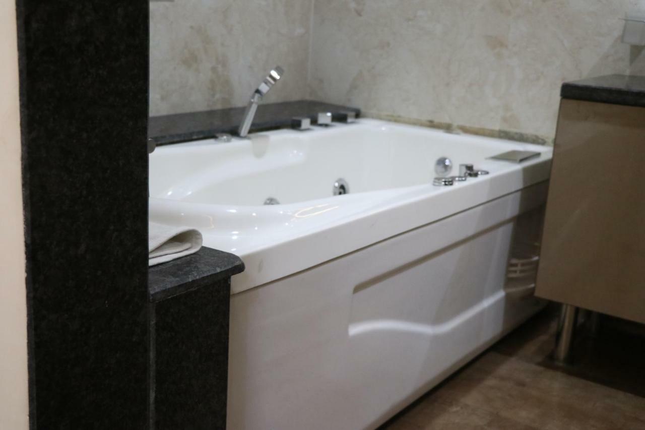 S.R. Residency Hotell Zirakpur Exteriör bild