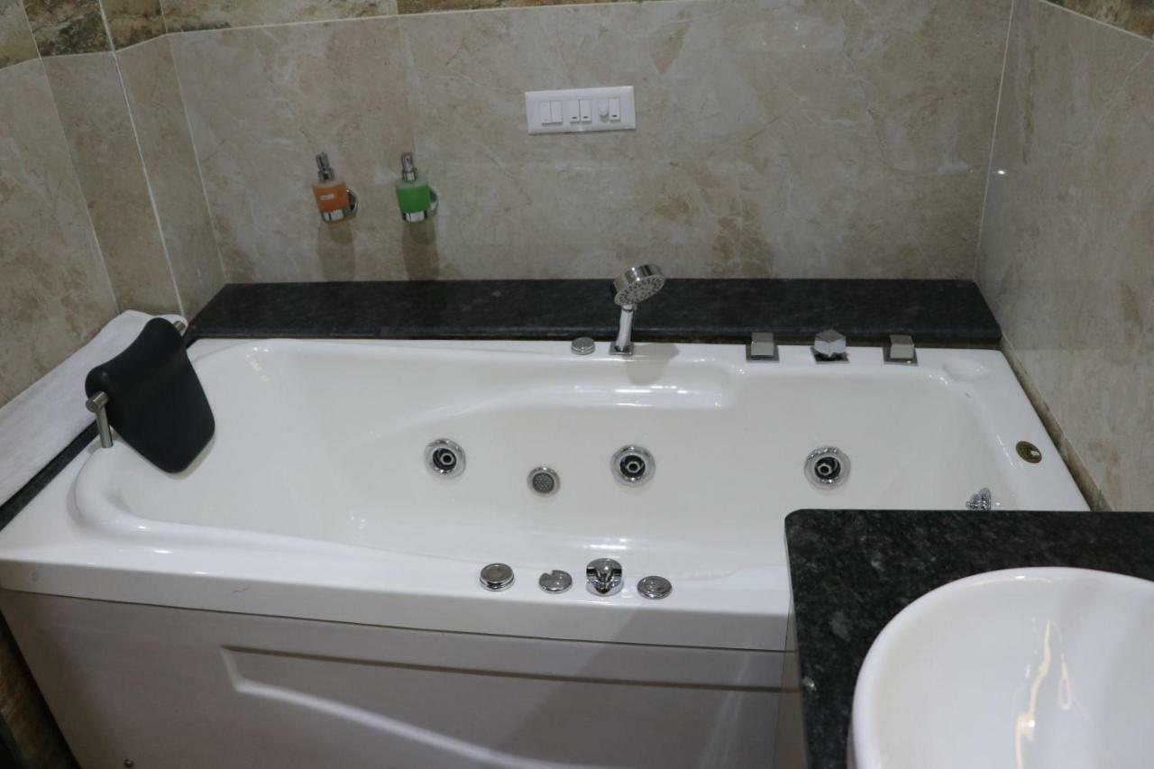 S.R. Residency Hotell Zirakpur Exteriör bild