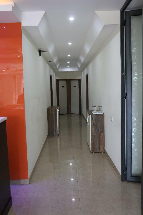 S.R. Residency Hotell Zirakpur Exteriör bild