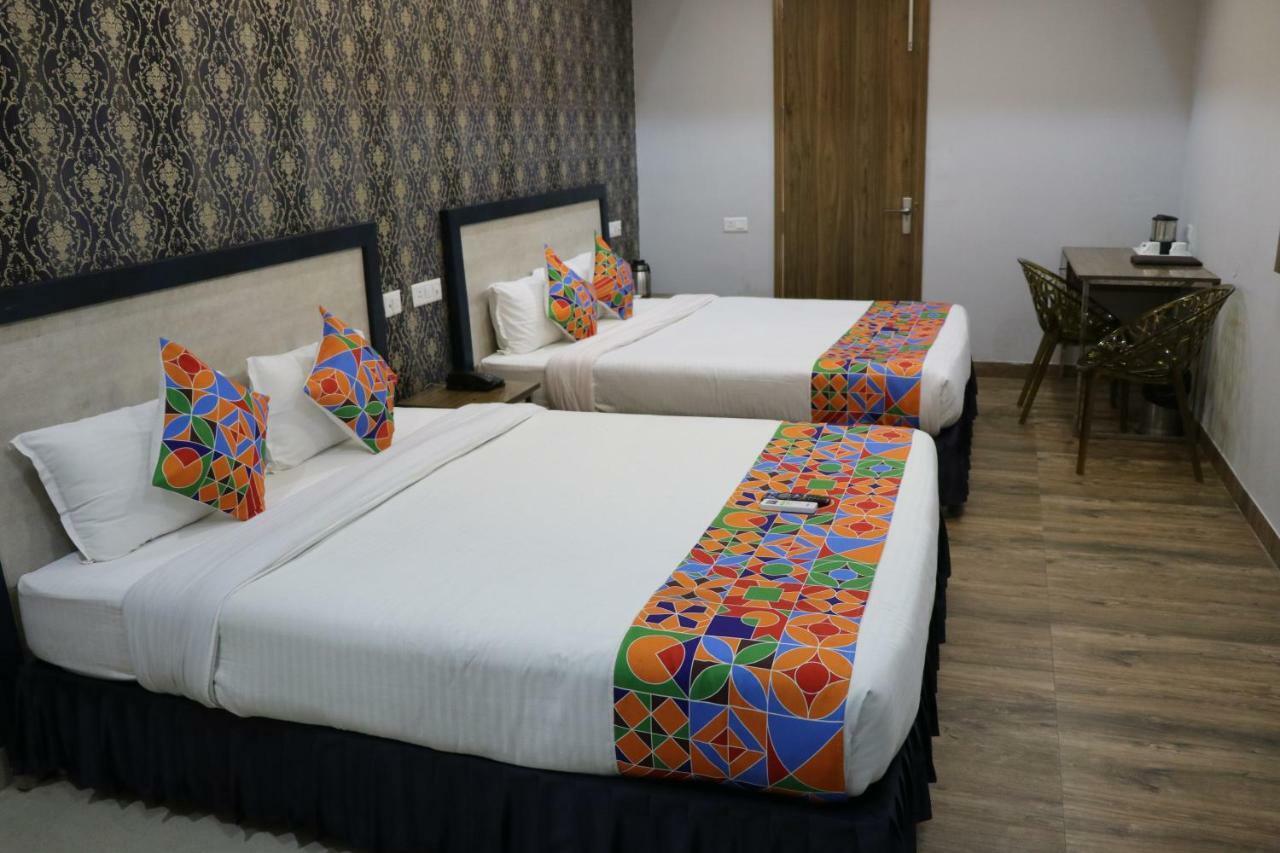 S.R. Residency Hotell Zirakpur Exteriör bild
