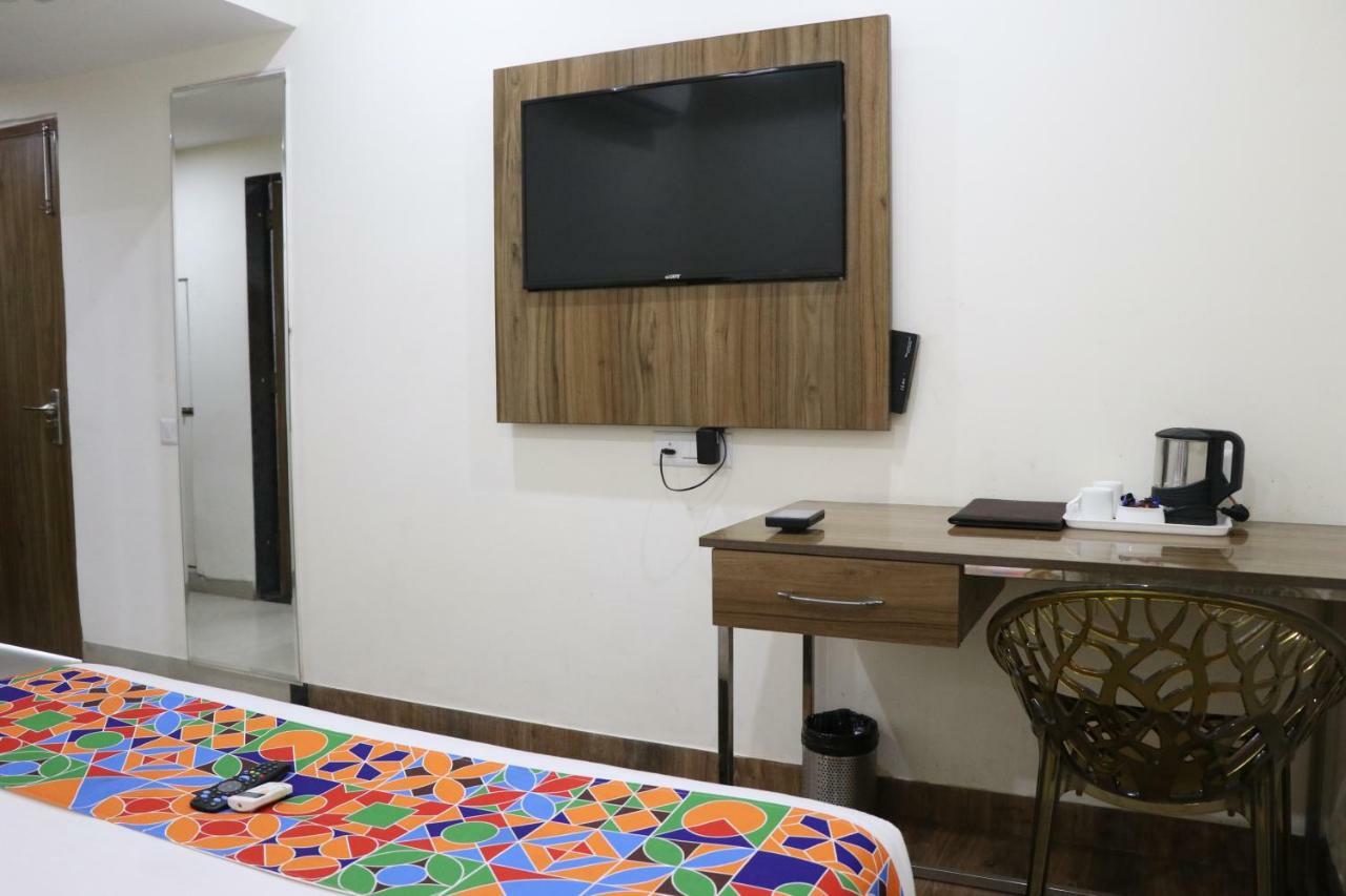 S.R. Residency Hotell Zirakpur Exteriör bild