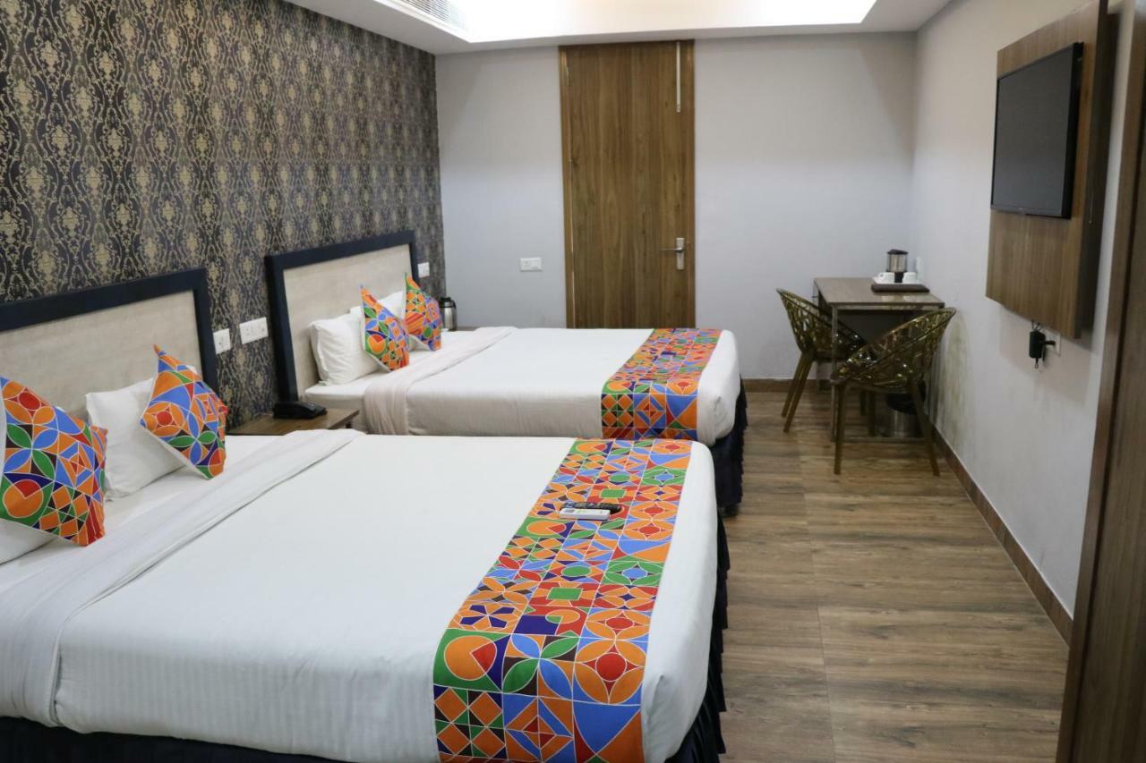 S.R. Residency Hotell Zirakpur Exteriör bild