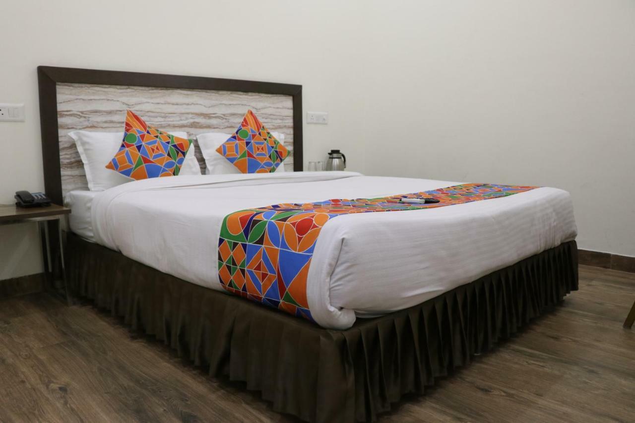 S.R. Residency Hotell Zirakpur Exteriör bild