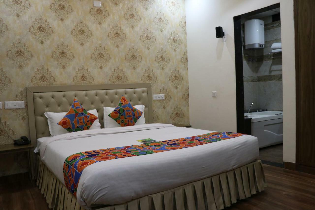 S.R. Residency Hotell Zirakpur Exteriör bild