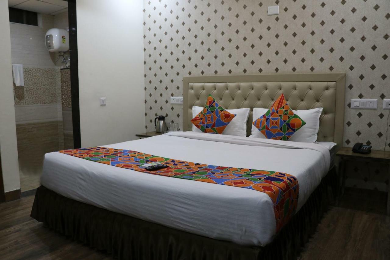 S.R. Residency Hotell Zirakpur Exteriör bild