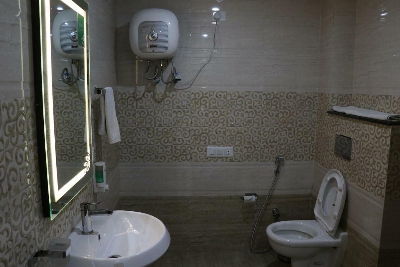 S.R. Residency Hotell Zirakpur Exteriör bild