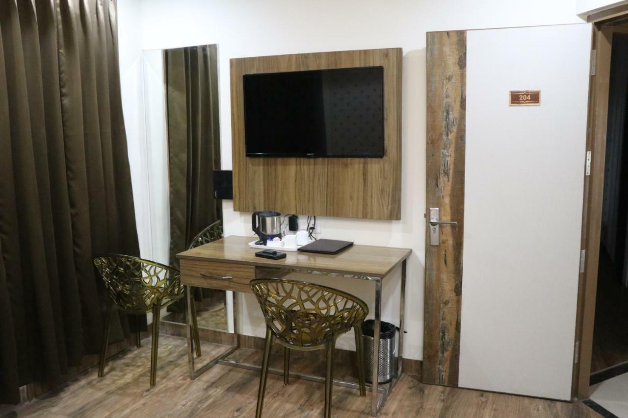S.R. Residency Hotell Zirakpur Exteriör bild