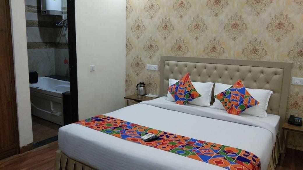 S.R. Residency Hotell Zirakpur Exteriör bild