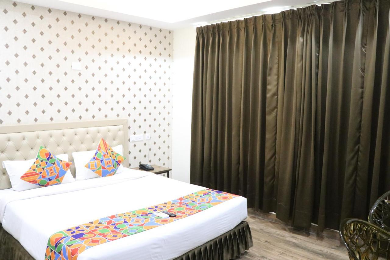 S.R. Residency Hotell Zirakpur Exteriör bild